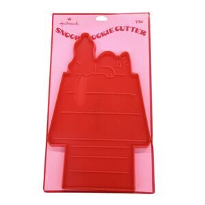 VINTAGE Hallmark Snoopy doghouse cookie cutter, NEW! 8x5”